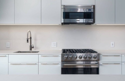 Berkeley Condo | Modern Flat w/Mtn Views & Private Balcony!