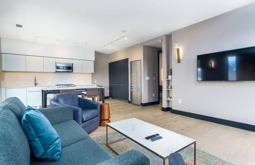 Berkeley Condo | Modern Flat w/Mtn Views & Private Balcony!