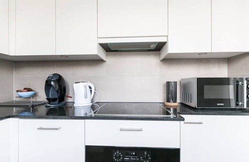 Lucerne Apartment | Modern flat w Netflix balcony top location