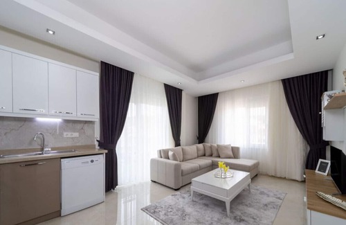Avsallar Apartment | Modern Flat with Shared Closed Pool in Alanya