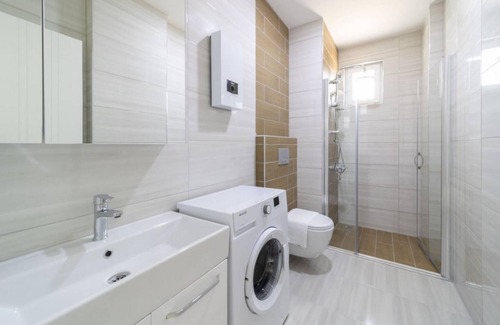 Avsallar Apartment | Modern Flat with Shared Closed Pool in Alanya