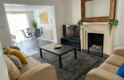 Dollis Hill House | Modern four bedroom semi-detached house with off street parking 8 min drive to Wembley stadium, 5 miles to Central London