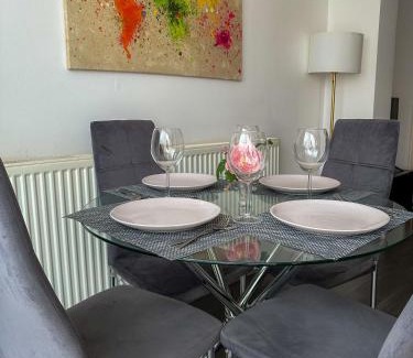 Dollis Hill House | Modern four bedroom semi-detached house with off street parking 8 min drive to Wembley stadium, 5 miles to Central London
