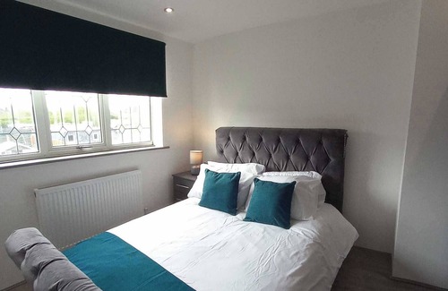 Newcastle-Under-Lyme House | Modern Fully Furnished 3BR House-free Parking
