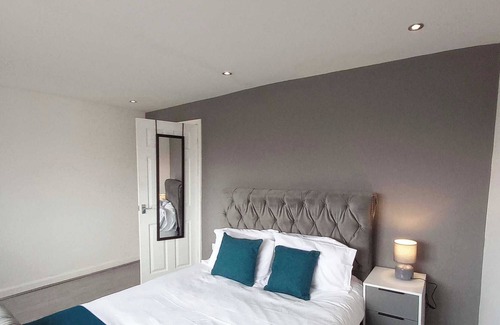 Newcastle-Under-Lyme House | Modern Fully Furnished 3BR House-free Parking