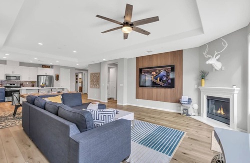 Sacramento House | Modern-Fully Loaded-EV Charger-Big Yard-10 Min DT
