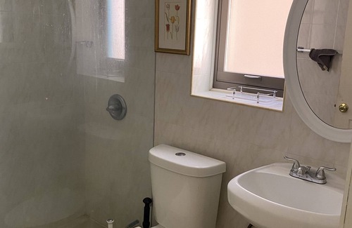 Williamsbridge House | Modern Furnished Room Near Train/Bus