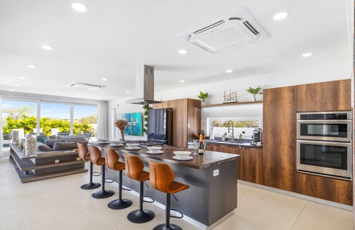 Bubali House | Modern Gem: Villa Biba Dushi's 5BR by Eagle Beach