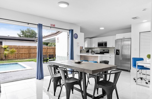 Driftwood House | Modern Getaway 4BRs House with Pool and Game Room