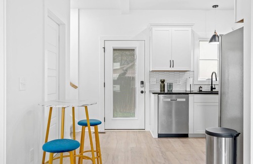 Clarksville House | Modern Getaway walkable to Downtown Clarksville!