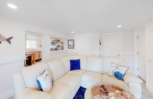 Kitty Hawk Apartment | Modern ground-floor apartment with screened porch - walk to beach