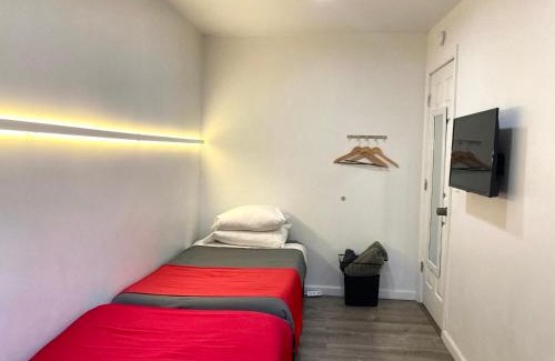 Ironbound District House | Modern GuestHouse Ironbound Newark with KITCHEN-FastTrainToNYC-OneStopToAirport