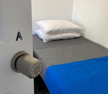 Ironbound District House | Modern GuestHouse Ironbound Newark with KITCHEN-FastTrainToNYC-OneStopToAirport