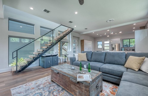 Southtown House | Modern Haven in Lavaca | 5 Bed, 4.5 Bath