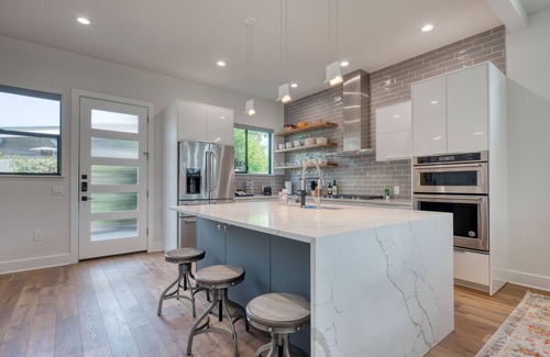 Southtown House | Modern Haven in Lavaca | 5 Bed, 4.5 Bath