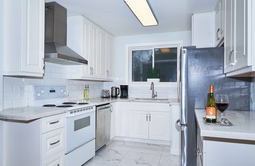 Aurora House | Modern Haven: King Size Bed & Own Parking