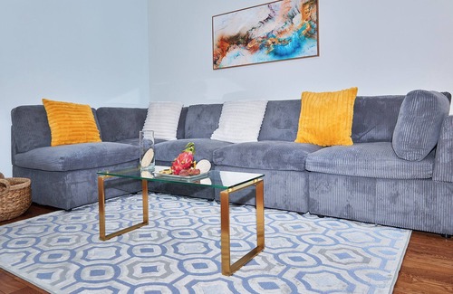 Aurora House | Modern Haven: King Size Bed & Own Parking