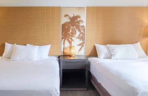 Waikiki Hotel | Modern Hawaiian Waikiki Studio - 2 Queen Beds - 5 min to beach!