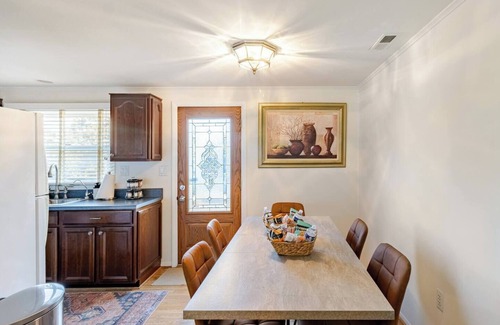 Annapolis House | Modern Hideaway Near Downtown Annapolis and close to the U.S. Naval Academy