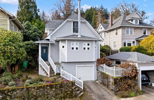 Corbett - Terwilliger - Lair Hill Apartment | Modern Hillside Retreat with Stunning Views & Easy City Access
