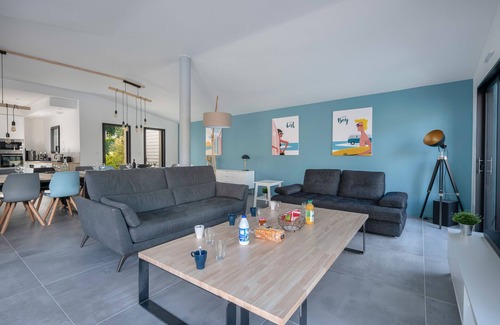 Saint-Gildas-de-Rhuys Ski Chalet | Modern house with pool for 15 - Center town