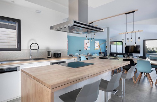Saint-Gildas-de-Rhuys Ski Chalet | Modern house with pool for 15 - Center town