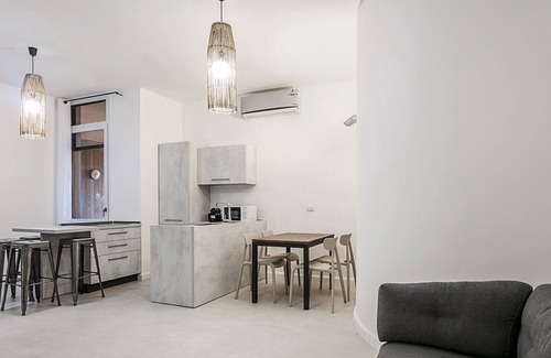 Portisco House | Modern Holiday Apartment “Urbansea House” with Air Conditioning & Wi-Fi; Parking Available