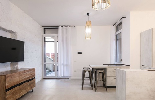 Portisco House | Modern Holiday Apartment “Urbansea House” with Air Conditioning & Wi-Fi; Parking Available