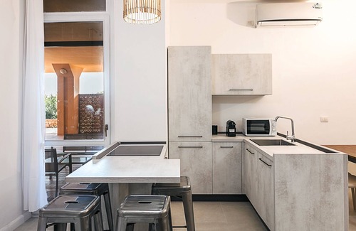 Portisco House | Modern Holiday Apartment “Urbansea House” with Air Conditioning & Wi-Fi; Parking Available