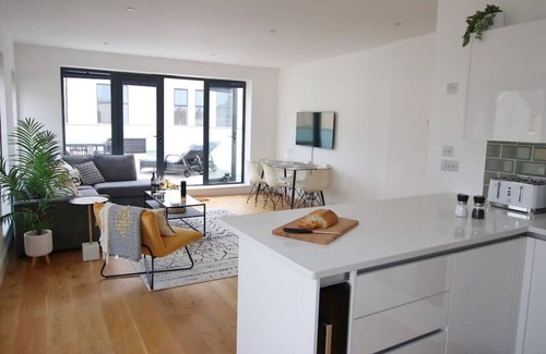 Worthing House | Modern holiday home in Worthing with sea view