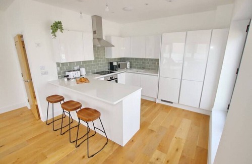 Worthing House | Modern holiday home in Worthing with sea view