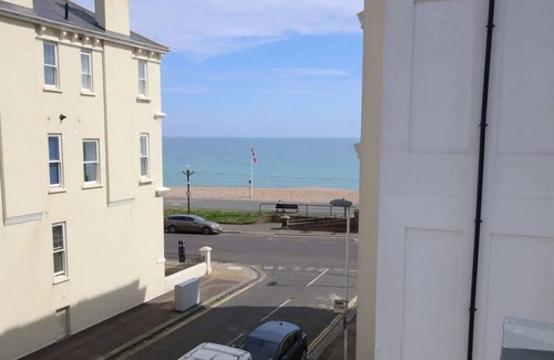 Worthing House | Modern holiday home in Worthing with sea view