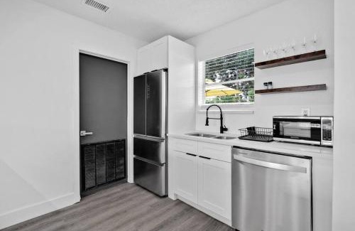 Driftwood House | Modern Home 3 Bedrooms with Pool, 18 minutes to Ocean