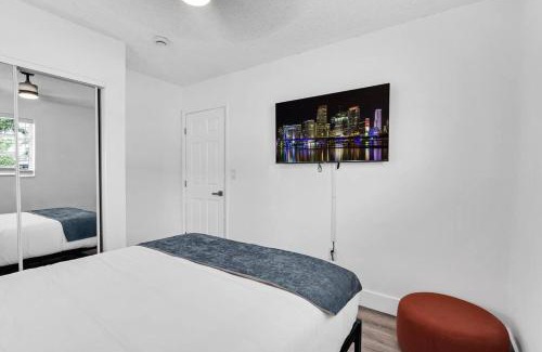 Driftwood House | Modern Home 3 Bedrooms with Pool, 18 minutes to Ocean