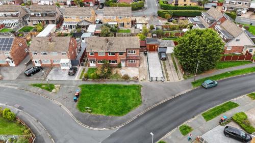 Ellesmere Port House | Modern Home 6bed En-suite Near Cheshire Oaks Near Chester Free Wi-Fi Free Parking Great for Work stays