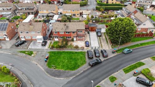 Ellesmere Port House | Modern Home 6bed En-suite Near Cheshire Oaks Near Chester Free Wi-Fi Free Parking Great for Work stays