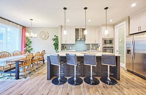 Symons Valley House | Modern Home 7BR | 5BA | 2Kit – Near Airport & Banff