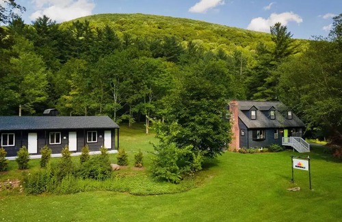 Phoenicia House | Modern Home + C M Y K Motel on 10 acres in Phoenicia