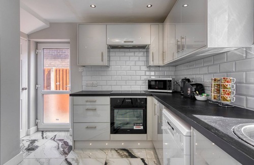 Trafford House | Modern Home *Close to Airport & Hospital* | Pass the Keys