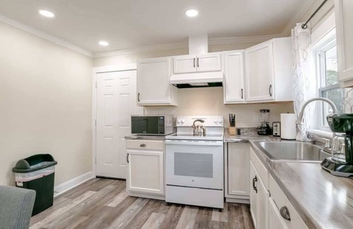 Mobile House | Modern Home, Great Deck & Yard- Peaceful at Potter