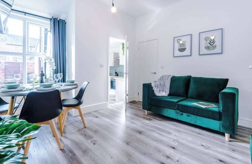 Crewe House | Modern home, ideal for business & groups, sleeps 7
