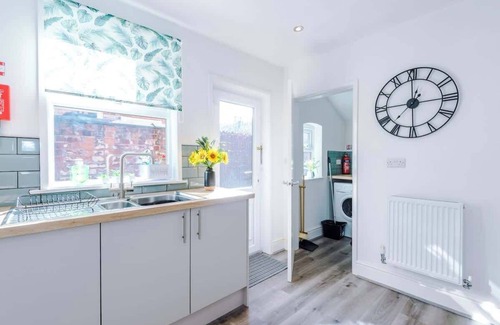 Crewe House | Modern home, ideal for business & groups, sleeps 7