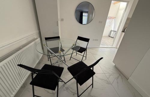 Hale House | Modern home in Mill Hill Free Parking and Garden