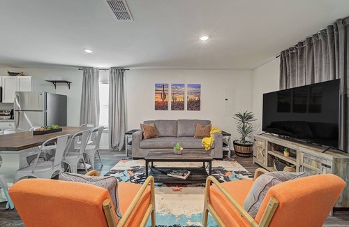 Bonham House | Modern Home-King Bed-Fast WiFi-W&D-HDTV's-Fire Pit-Extra Parking