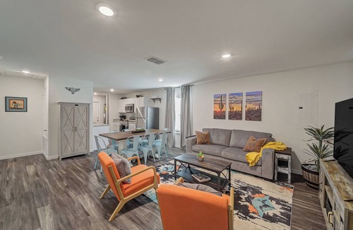 Bonham House | Modern Home-King Bed-Fast WiFi-W&D-HDTV's-Fire Pit-Extra Parking