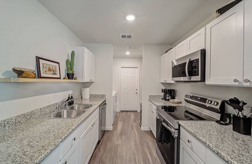 Bonham House | Modern Home-King Bed-Fast WiFi-W&D-HDTV's-Fire Pit-Extra Parking