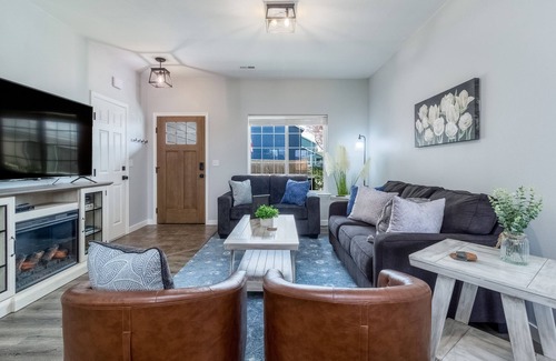 College Place House | Modern Home near WWU 3bdrm, 2bth, Lrg Backyard, BBQ, EV Charger, Roku