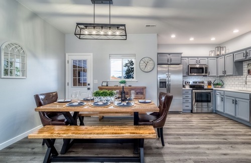 College Place House | Modern Home near WWU 3bdrm, 2bth, Lrg Backyard, BBQ, EV Charger, Roku