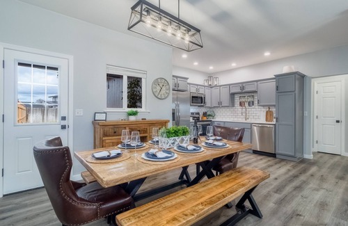 College Place House | Modern Home near WWU 3bdrm, 2bth, Lrg Backyard, BBQ, EV Charger, Roku