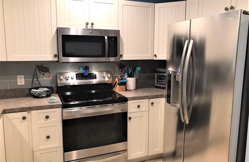 Bermuda Bay House | Modern home. Short stays. Amazing pool 🏊‍♀️ Centrally located to shopping & beach!